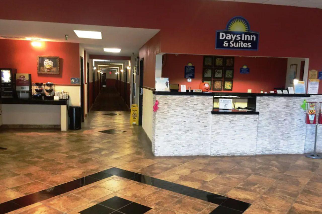 Days Inn & Suites By Wyndham Mt Pleasant Mount Pleasant Exterior photo
