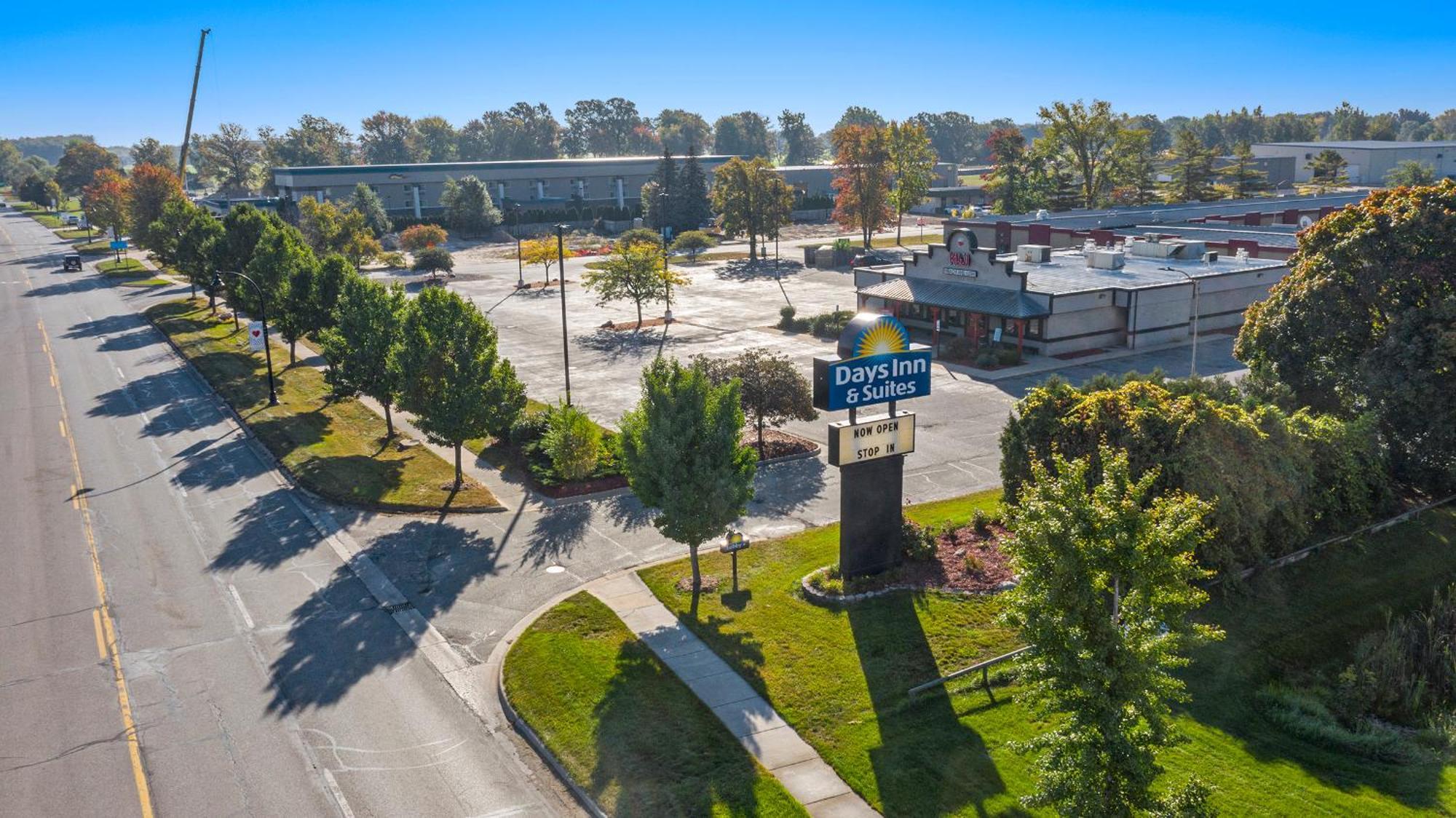 Days Inn & Suites By Wyndham Mt Pleasant Mount Pleasant Exterior photo