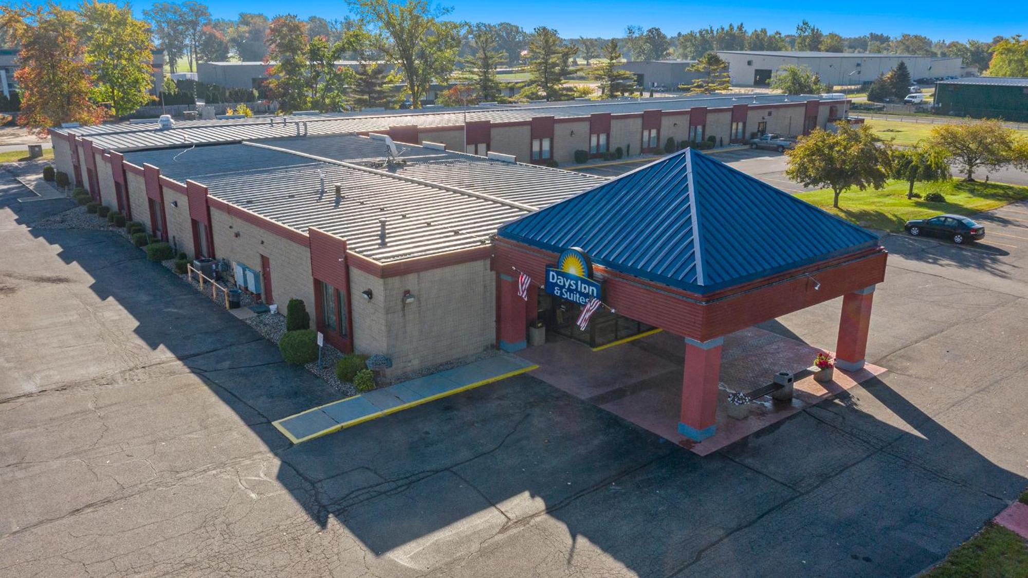 Days Inn & Suites By Wyndham Mt Pleasant Mount Pleasant Exterior photo