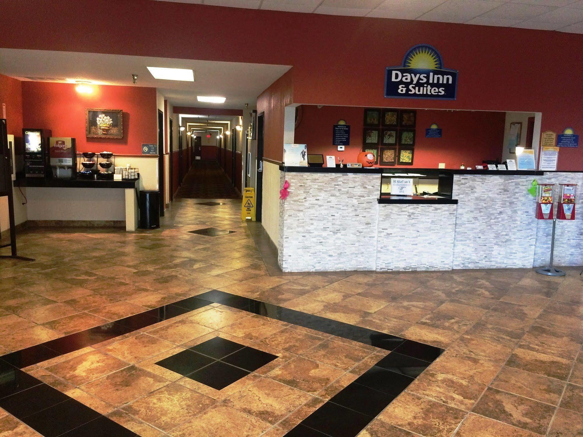 Days Inn & Suites By Wyndham Mt Pleasant Mount Pleasant Exterior photo